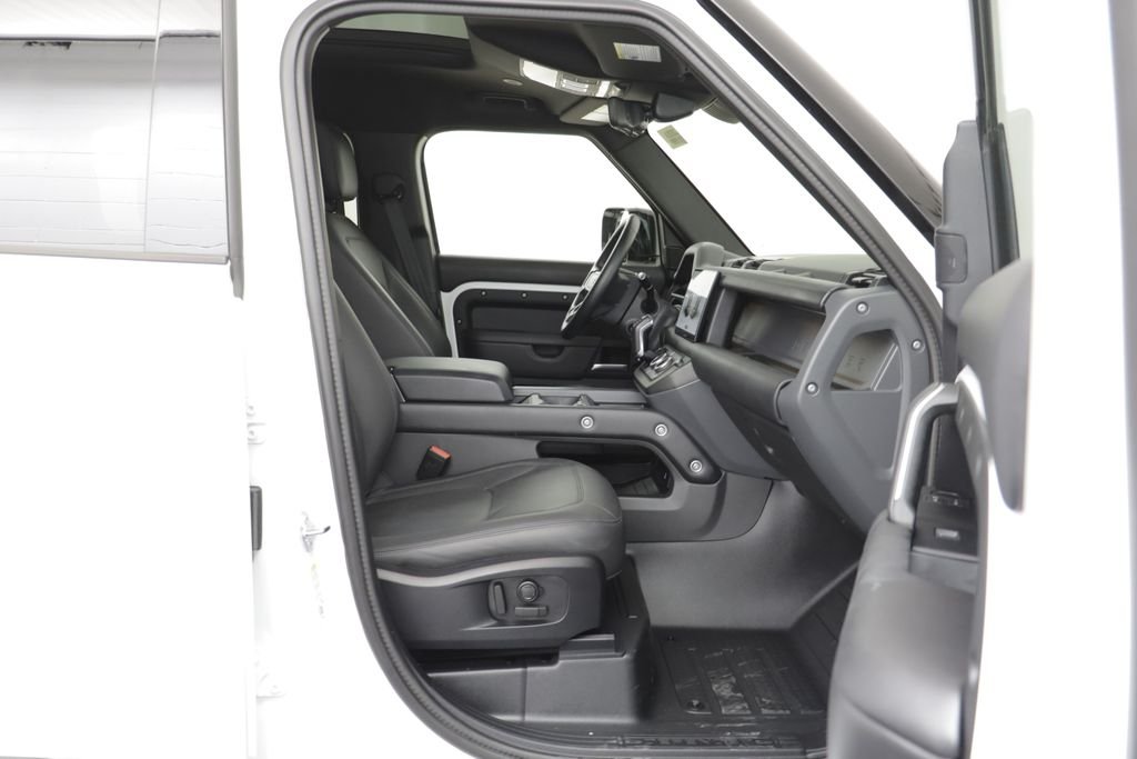 Certified Used 2025 White Land Rover X-Dynamic SE image 20