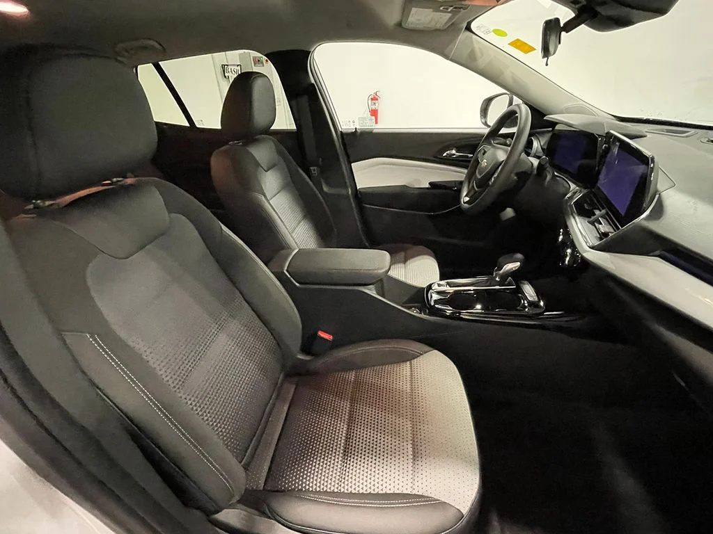 Used 2025 White Chevrolet LT image 24