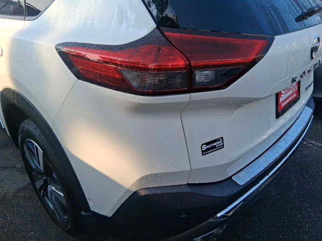 Used 2021 White Nissan Platinum image 8