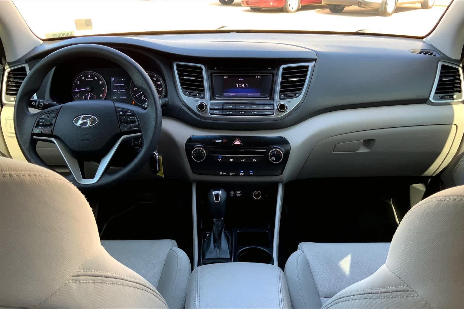 Used 2018 Molten Silver Hyundai SE image 15