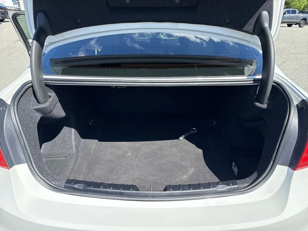 Used 2015 White BMW 320i xDrive image 28