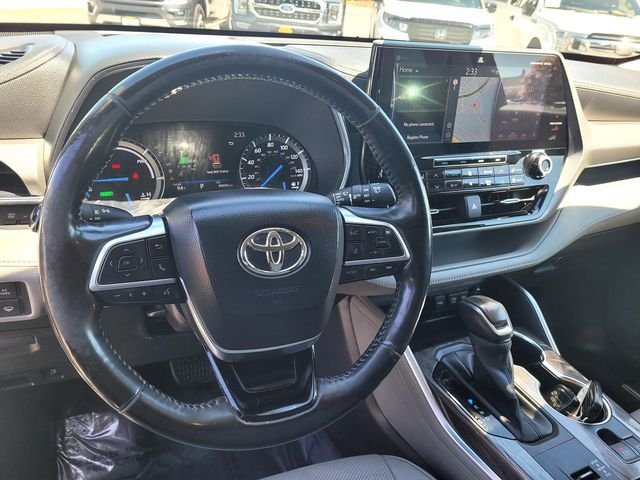 Used 2021 White Toyota Platinum image 9