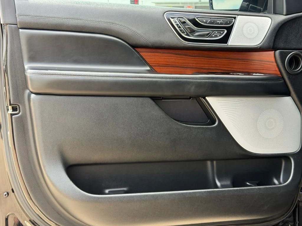 Used 2019 Black Lincoln Reserve image 25