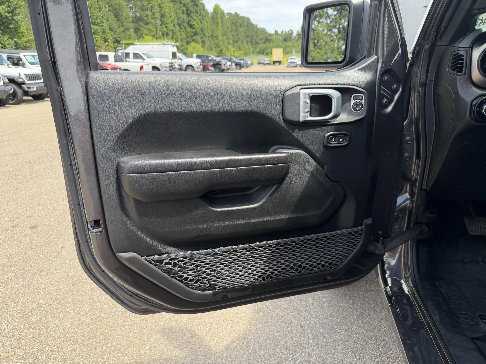 Used 2020 Granite Crystal Metallic Clearcoat Jeep Sport S image 16