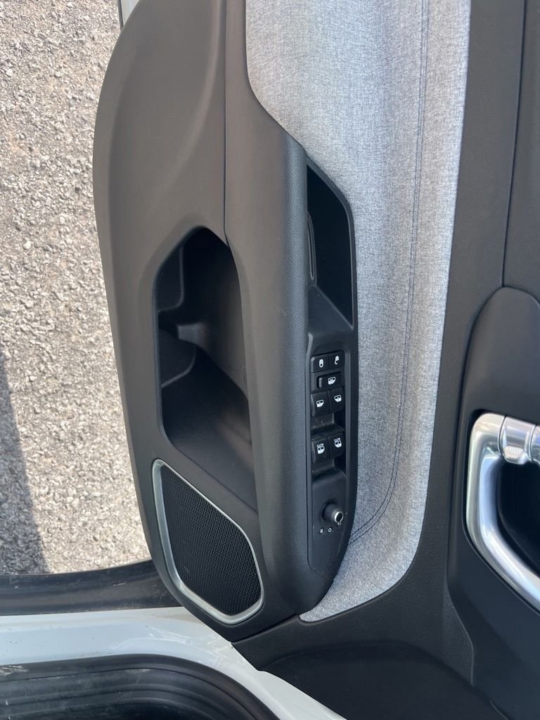 Used 2024 White Jeep Latitude image 18