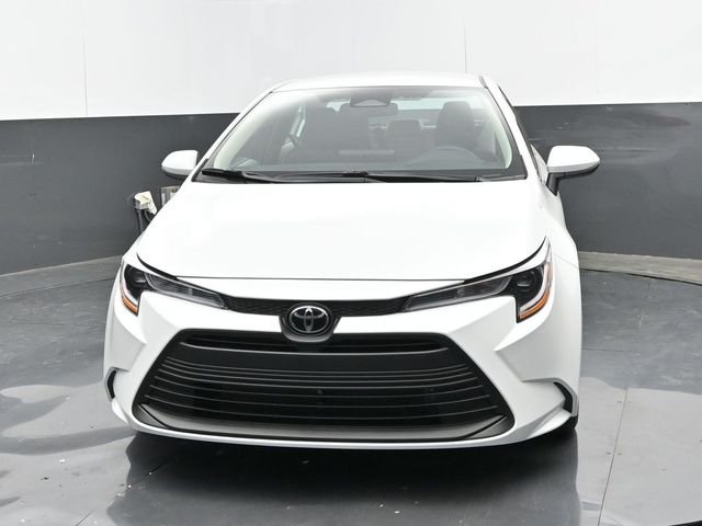 Used 2025 Wind Chill Pearl Toyota LE image 18
