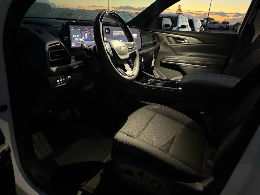 New 2027 Summit White Chevrolet LT image 12
