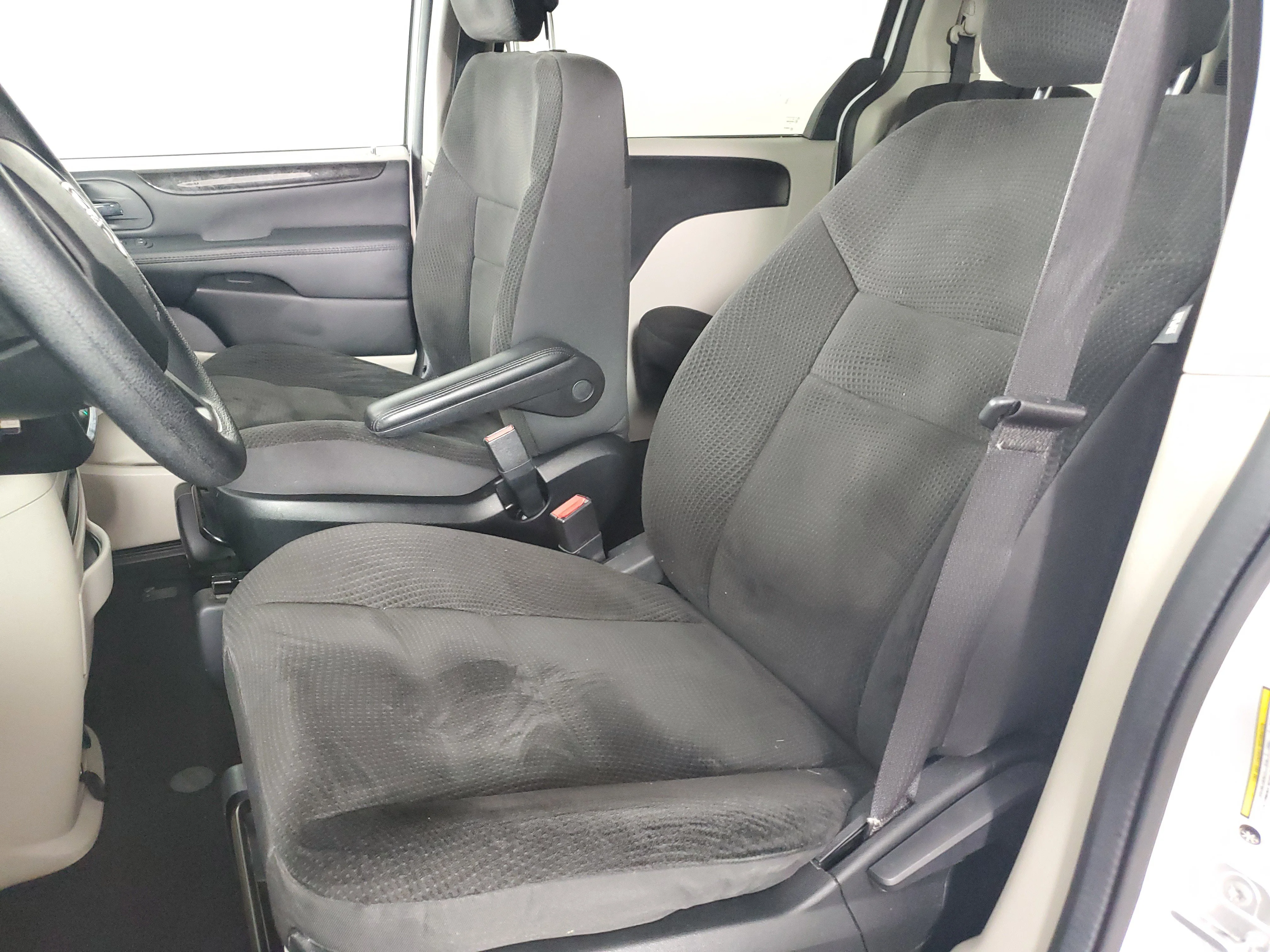 Used 2018 White Knuckle Clearcoat Dodge SE image 12