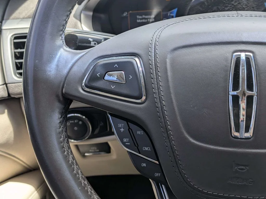 Used 2017 White Lincoln Premiere image 22