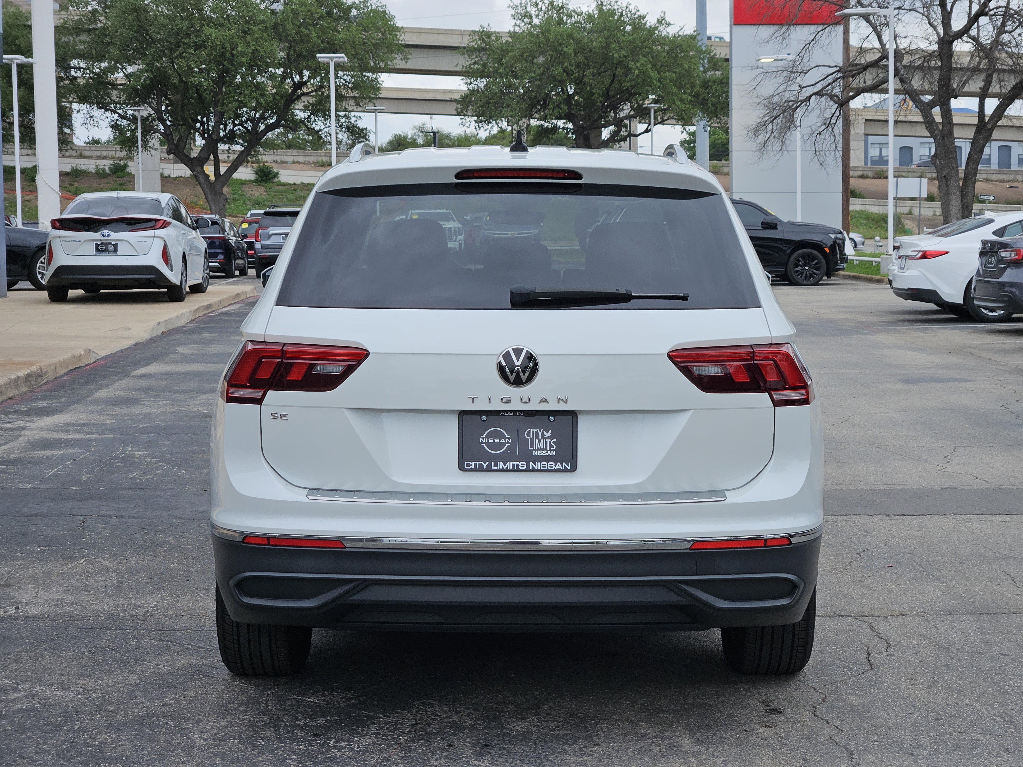 Used 2023  Volkswagen 2.0T SE image 6