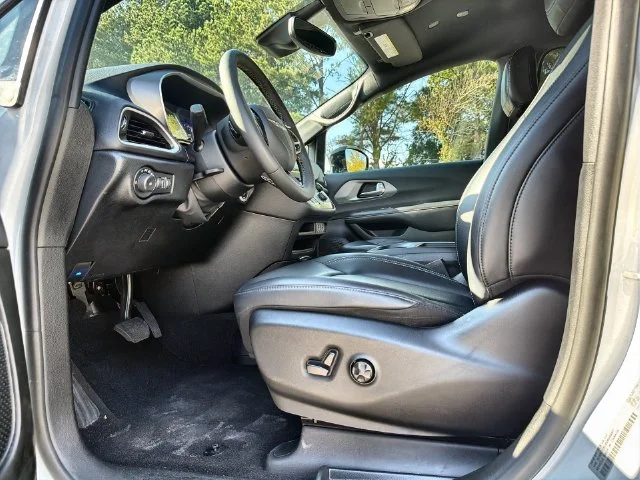 Used 2025 White Chrysler Select image 12