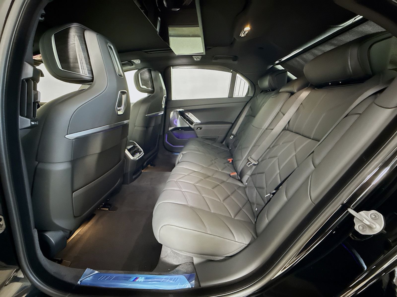 2026 BMW i7 M70 - Photo 26