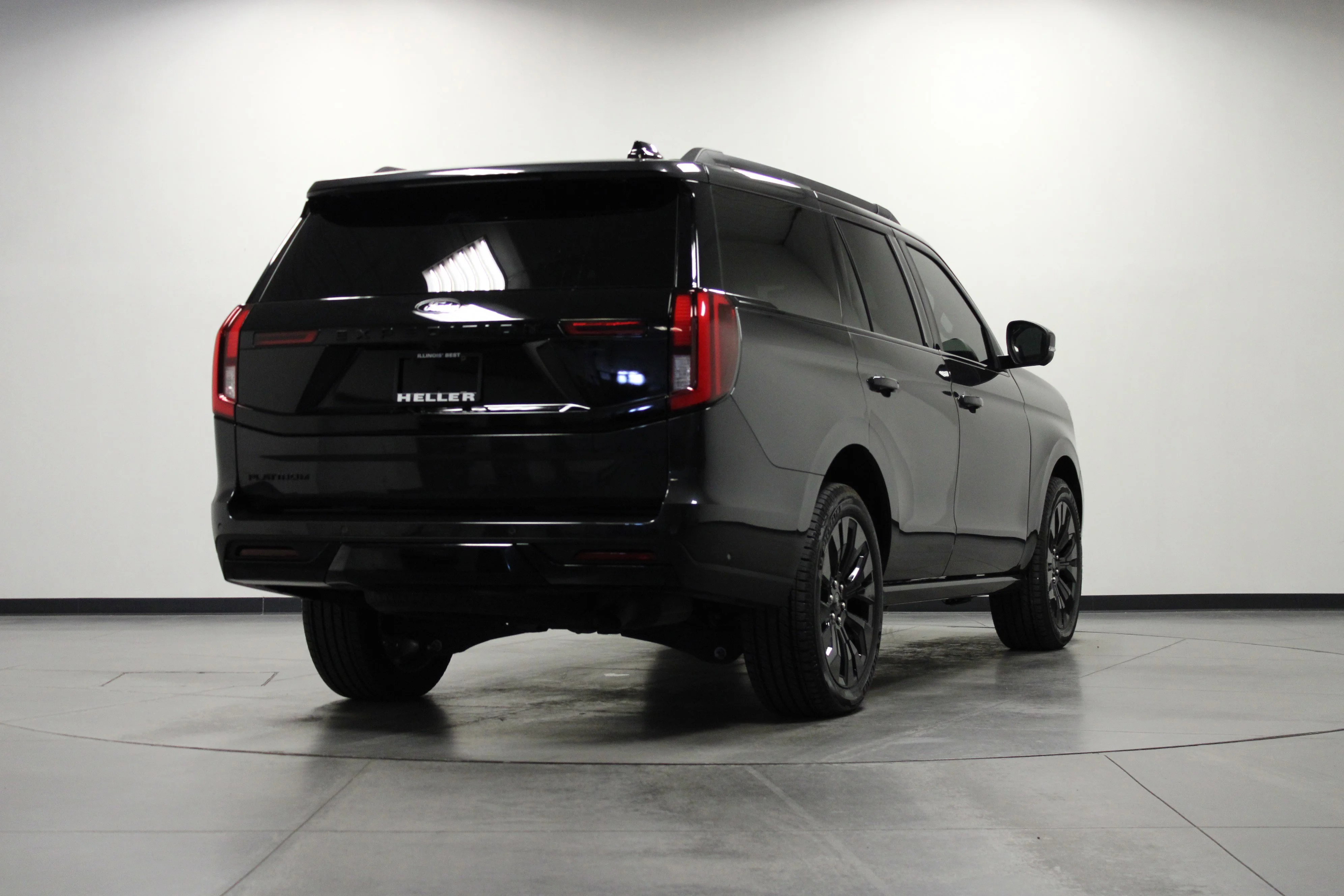 Used 2025 Gray Metallic Ford Platinum image 4