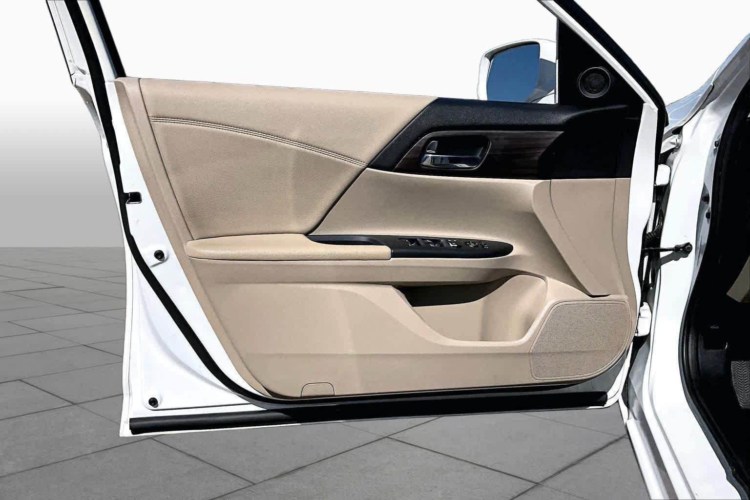 Used 2017 White Orchid Pearl Honda EX image 22
