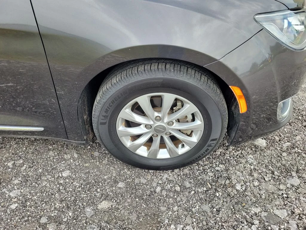 Used 2018 Gray Chrysler Touring L image 2