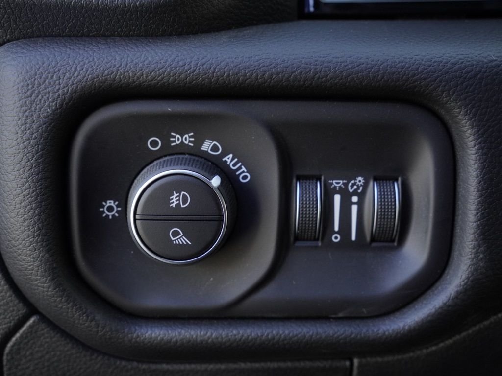 New 2026 Diamond Black Crystal Pearl-Coat Exterior Paint RAM Rebel image 11