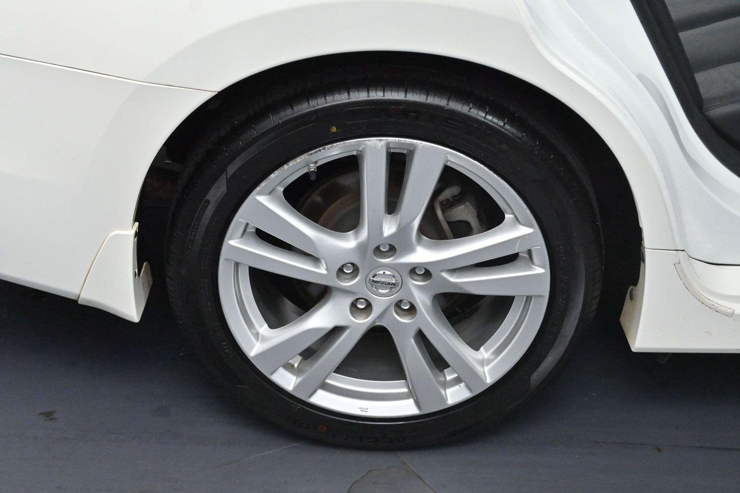 Used 2013 Pearl White Nissan 3.5 SL image 32