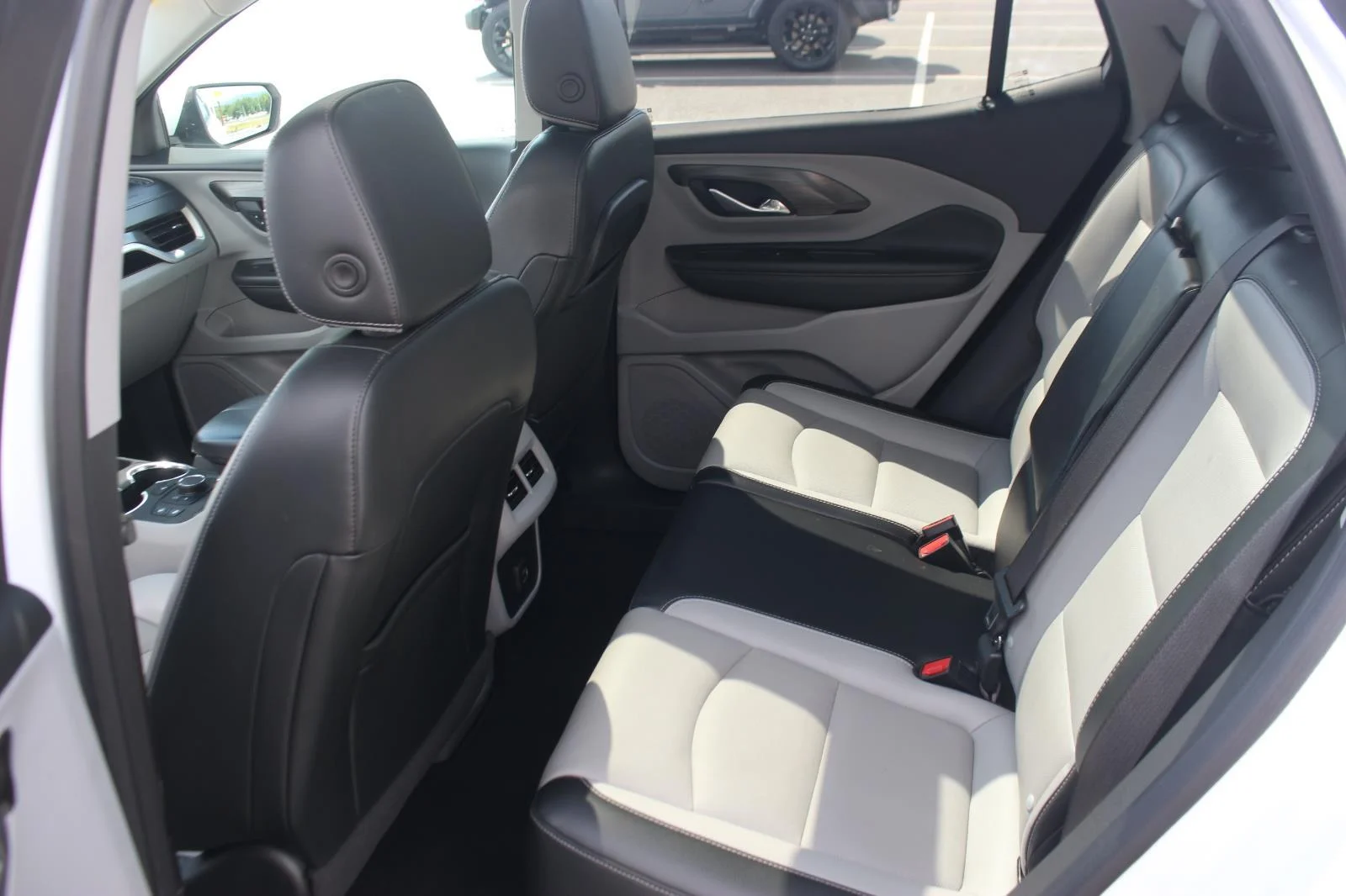 Used 2022 White Frost Tricoat GMC SLT image 36