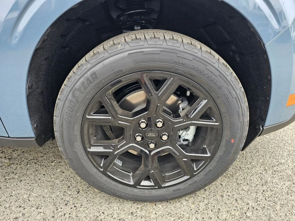 New 2025 Azure Gray Metallic Tri-Coat Ford XLT image 9