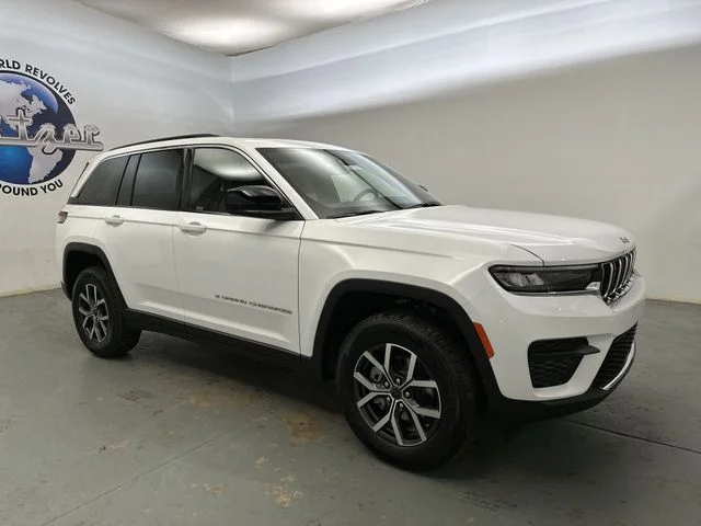 New 2027 Bright White Clearcoat Jeep Laredo X image 11