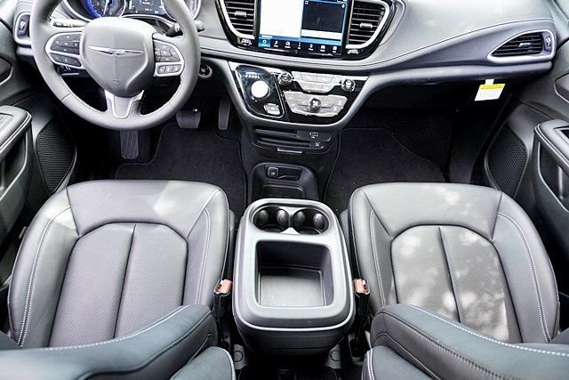 New 2026 Diamond Black Crystal Pearl-Coat Exterior Paint Chrysler Select image 26