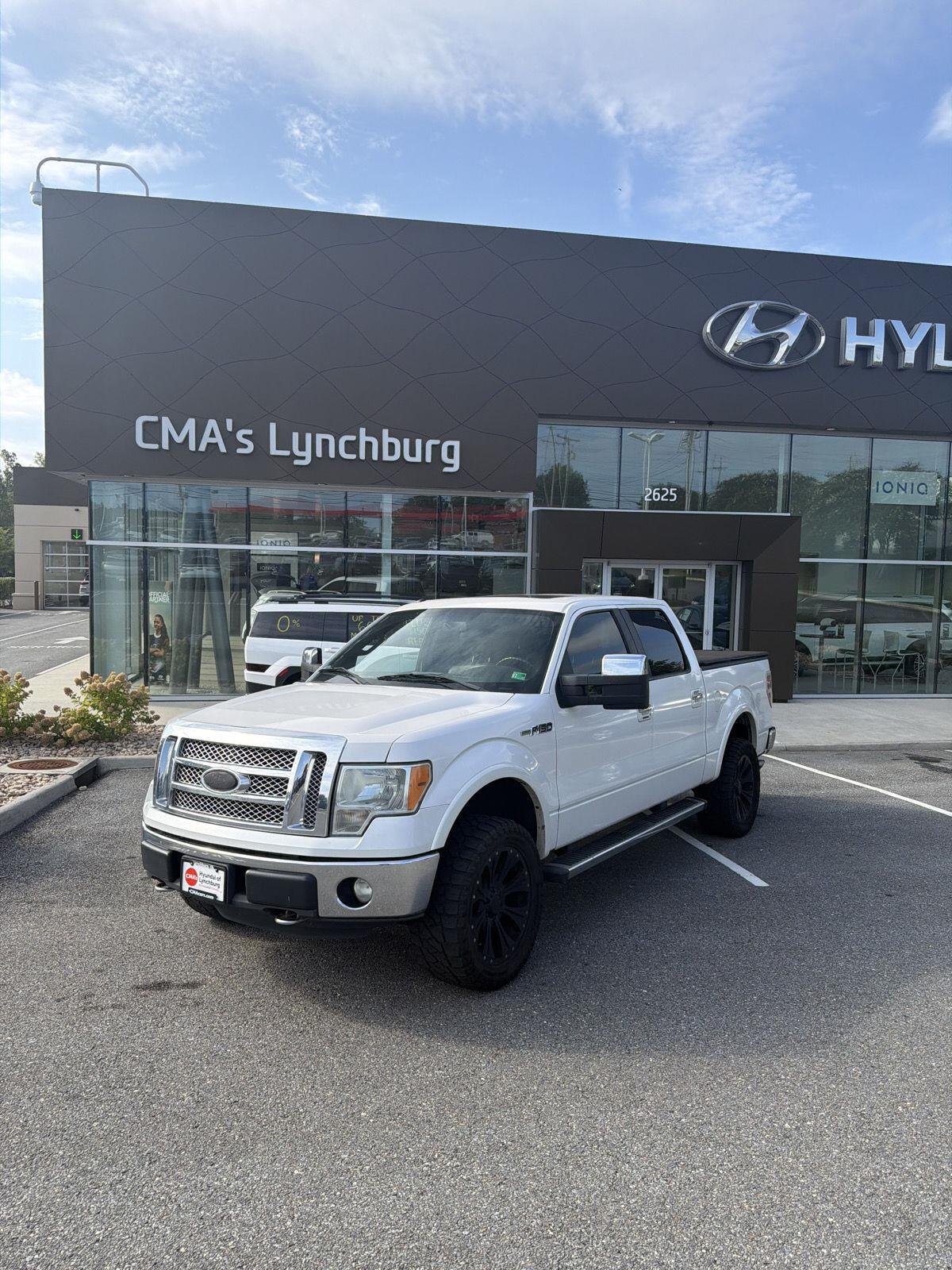 Used 2011 White Platinum Metallic Tri-Coat Ford Lariat image 2