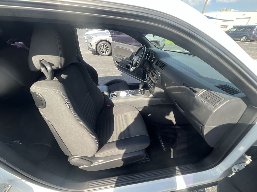 Used 2014 White Dodge SXT image 28