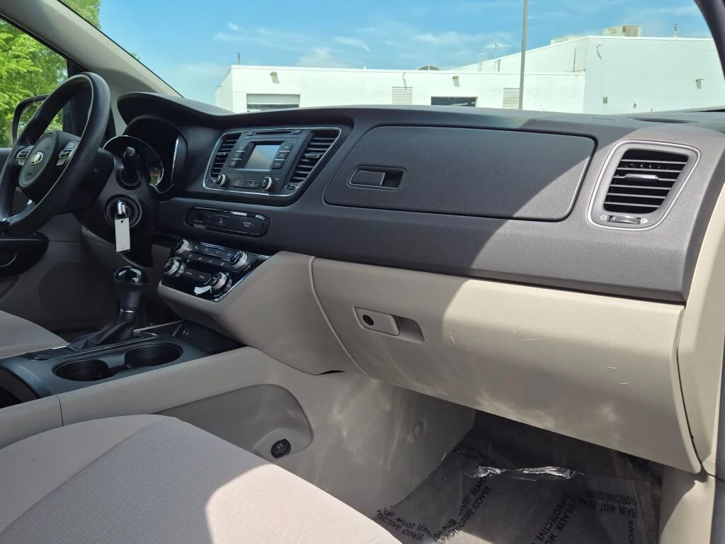 2017 Kia Sedona LX - Photo 7
