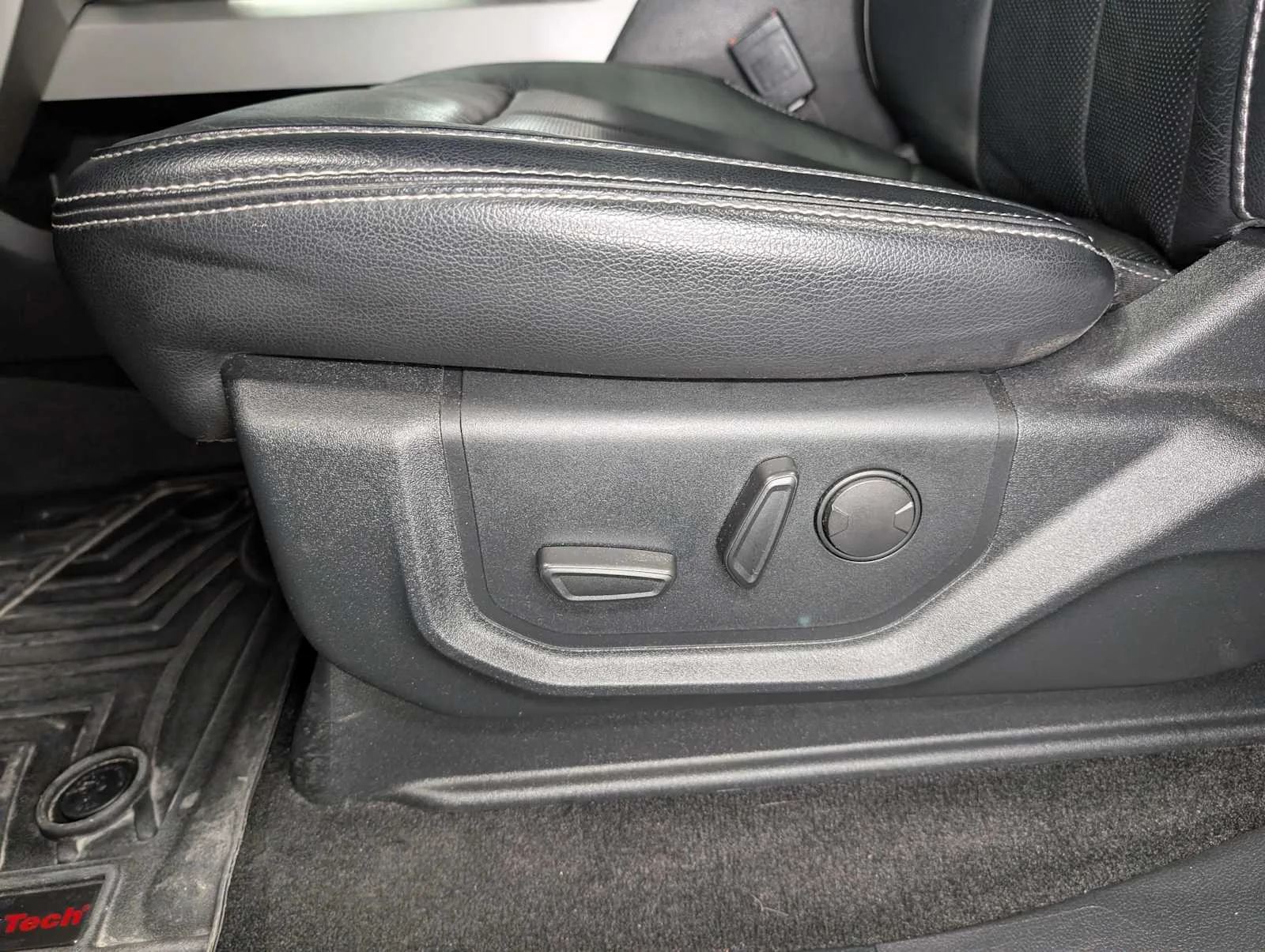Used 2019 Magma Red Metallic Ford LARIAT image 41