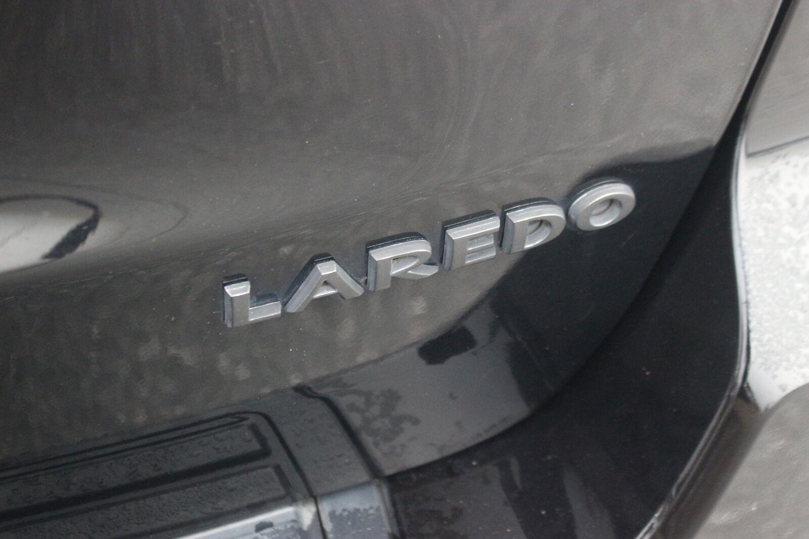 Used 2018  Jeep Laredo E image 9