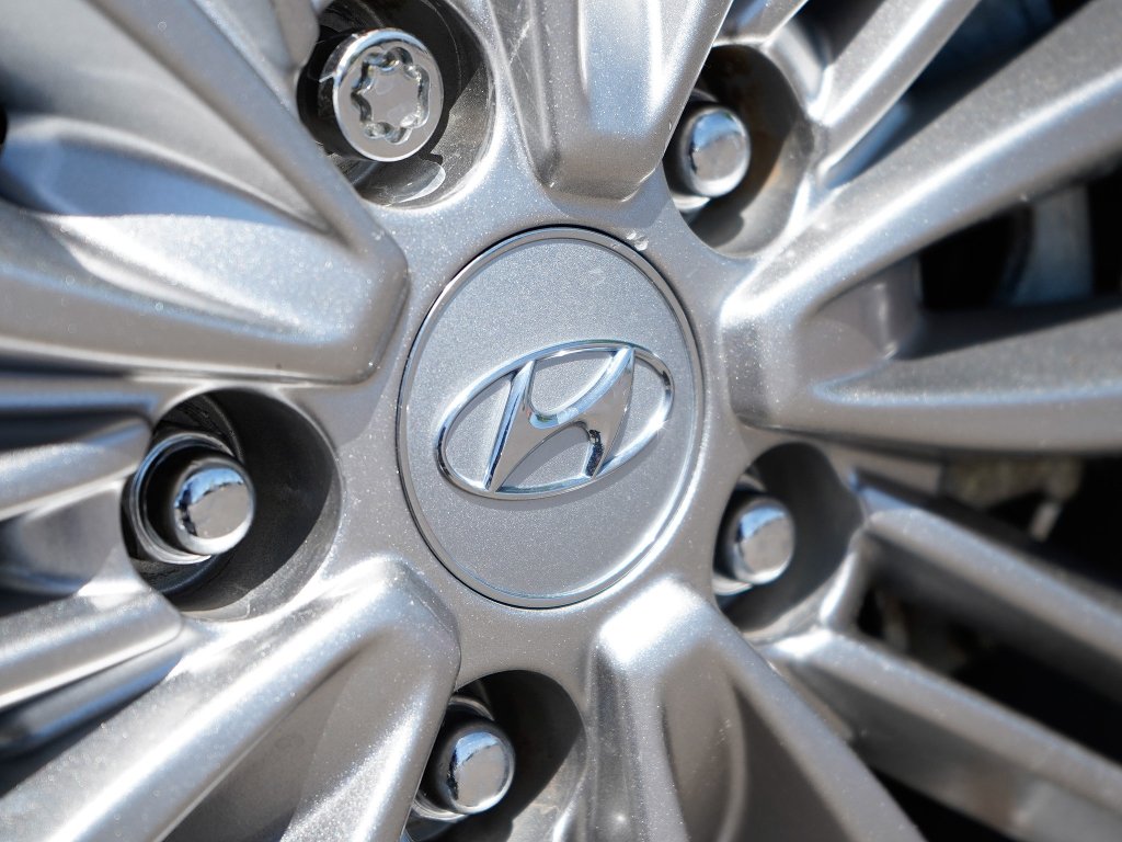 Used 2021 Sonic Silver Hyundai SEL Plus image 17