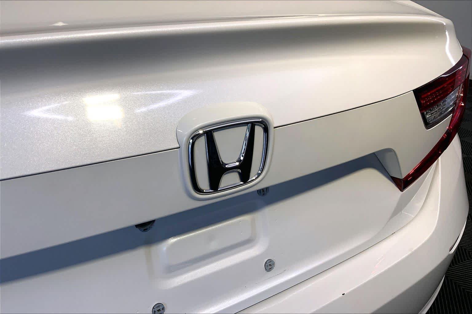 Used 2020 Platinum White Pearl Honda EX-L image 33