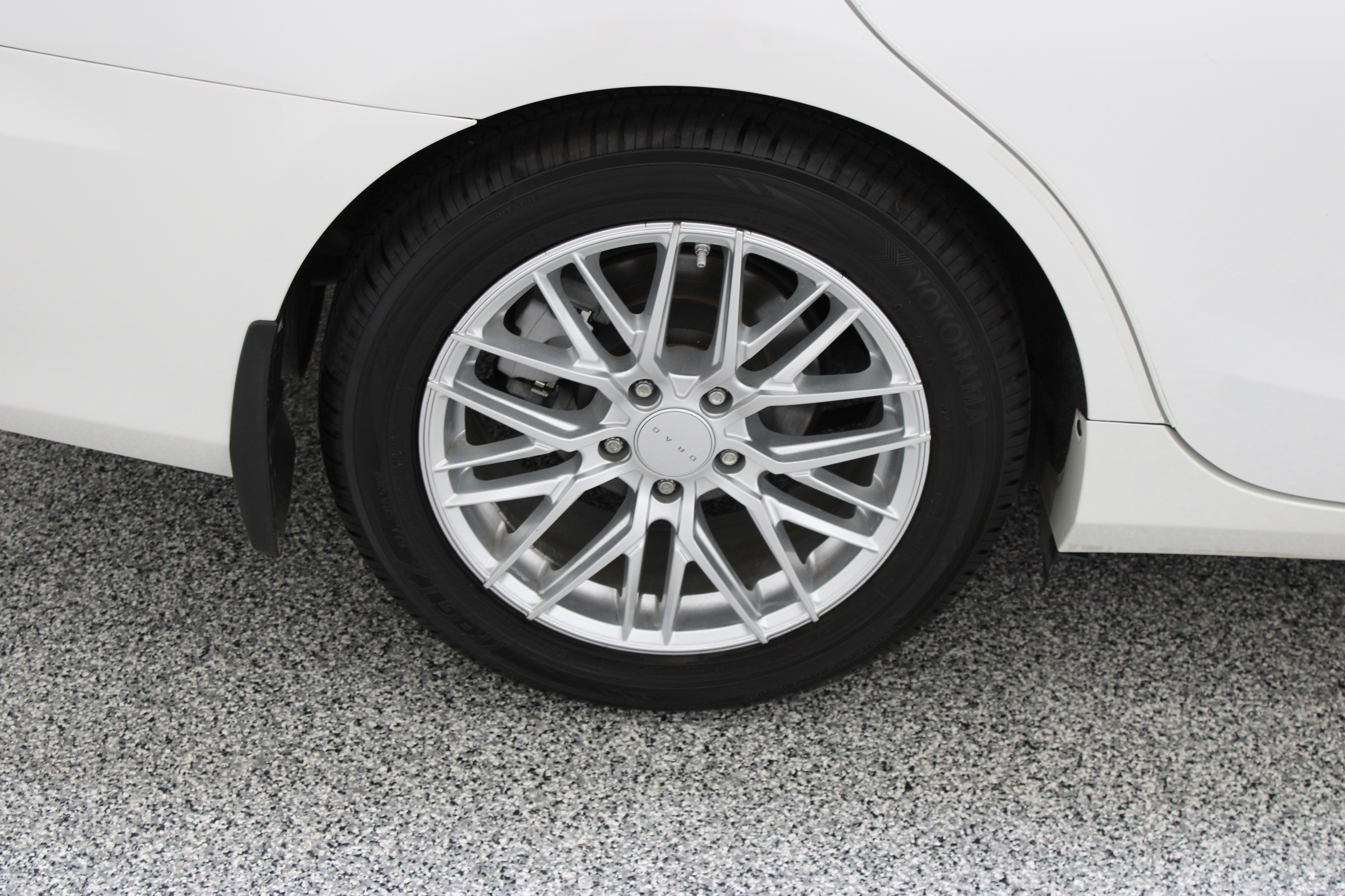 Used 2015 Blizzard Pearl Toyota XLE 3.5L image 6