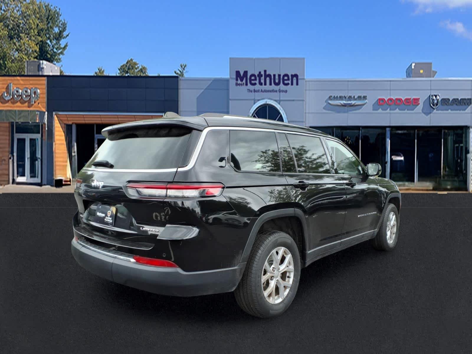 Used 2023 Diamond Black Crystal Pearlcoat Jeep Limited image 5