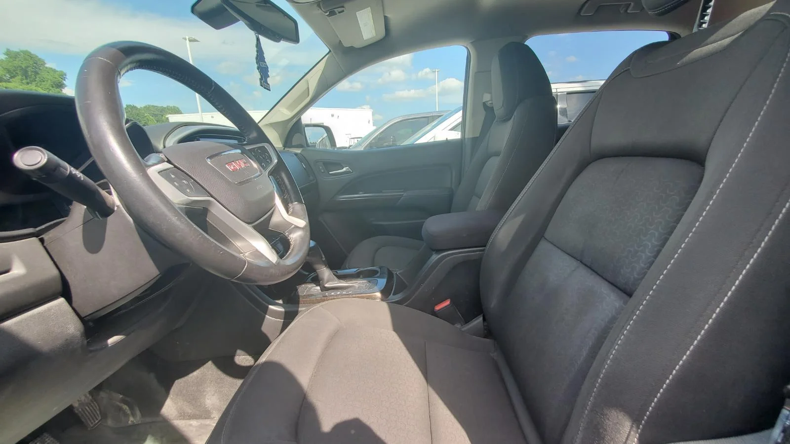 Used 2018 RED QUARTZ TINTCOAT GMC 2WD SLE image 3