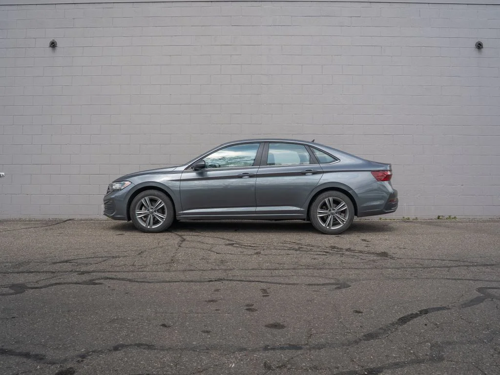 Used 2024  Volkswagen 1.5T SE image 2