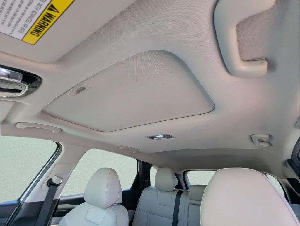 Used 2025 White Hyundai SEL Convenience image 24