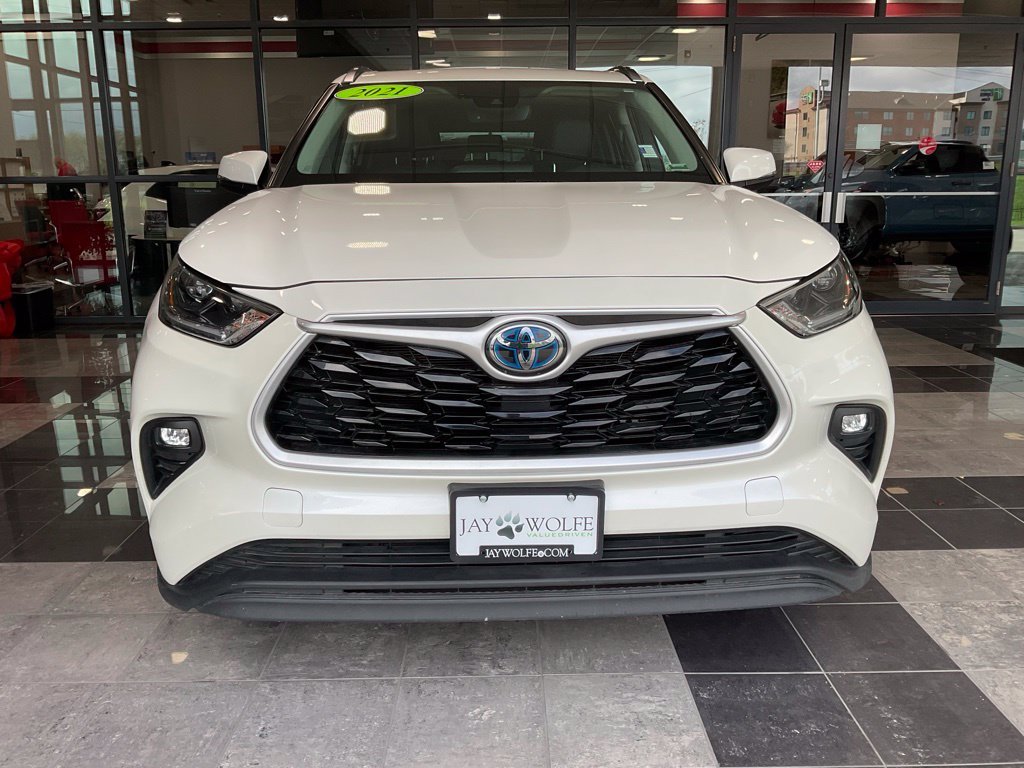 Used 2021 Toyota Highlander XLE with VIN 5TDGBRCHXMS515363 for sale in Kansas City