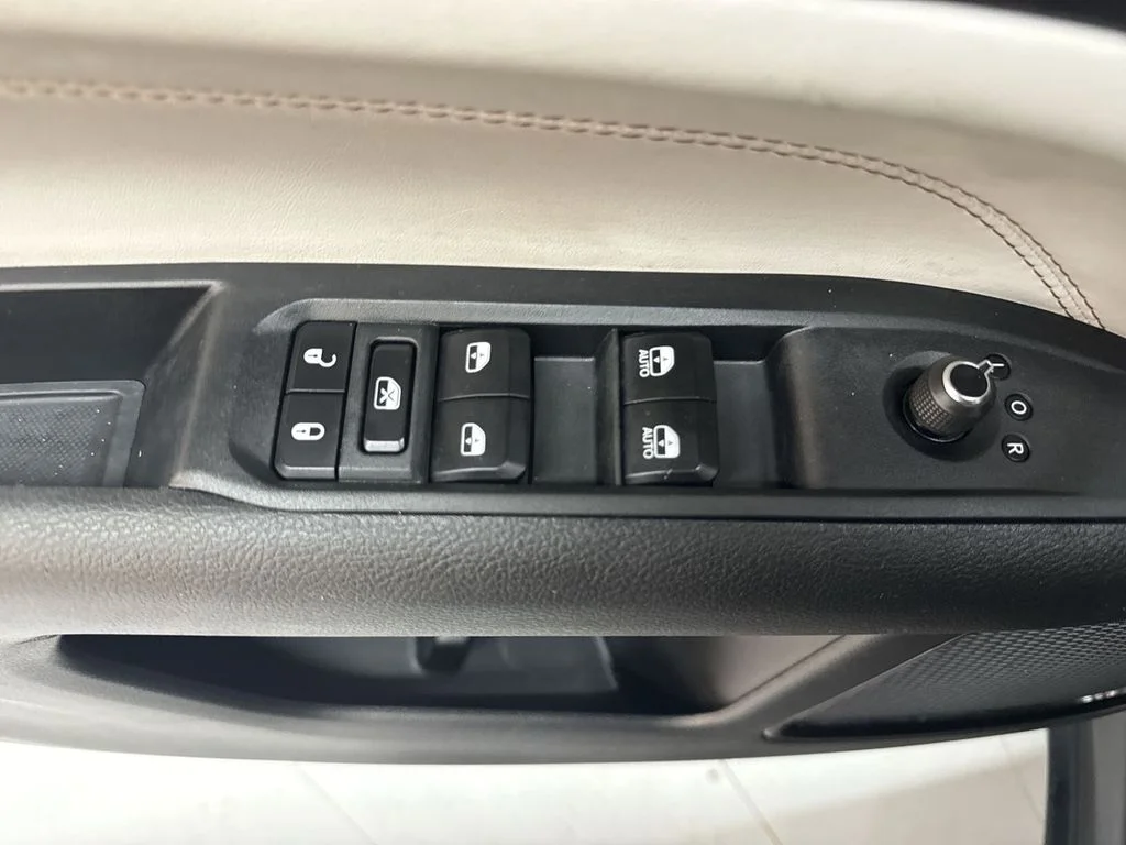Used 2023 Diamond Black Jeep Limited image 13