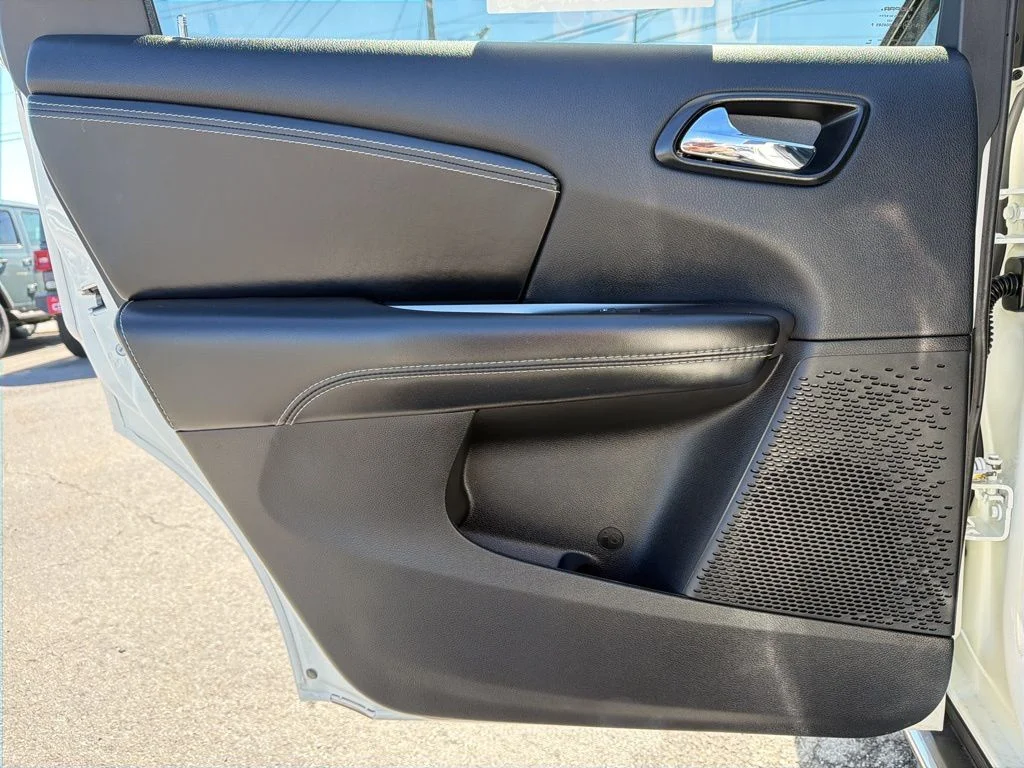 Used 2018 White Dodge Crossroad image 21