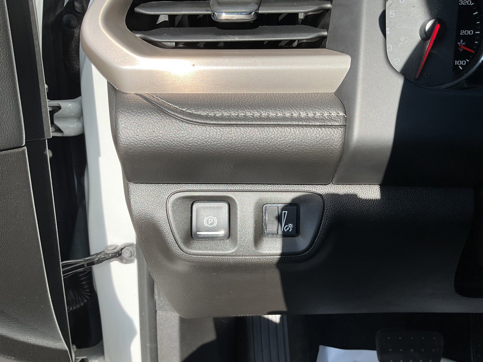 Used 2017 White Frost Tricoat GMC Denali image 27