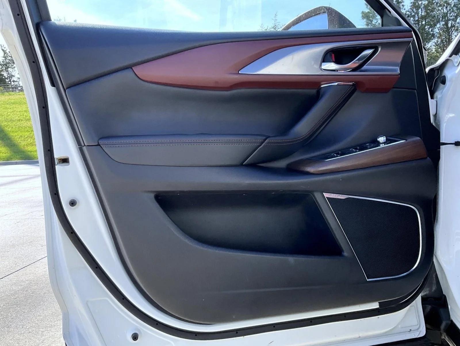 Used 2019 White Mazda Signature image 9