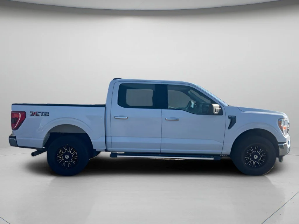 Certified Used 2022 Oxford White Ford XLT image 3