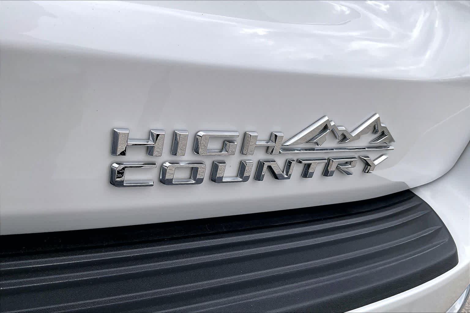Used 2021 Iridescent Pearl Tricoat Chevrolet High Country image 10