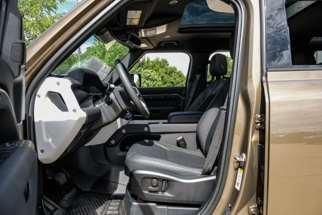 2025 Land Rover Defender 4