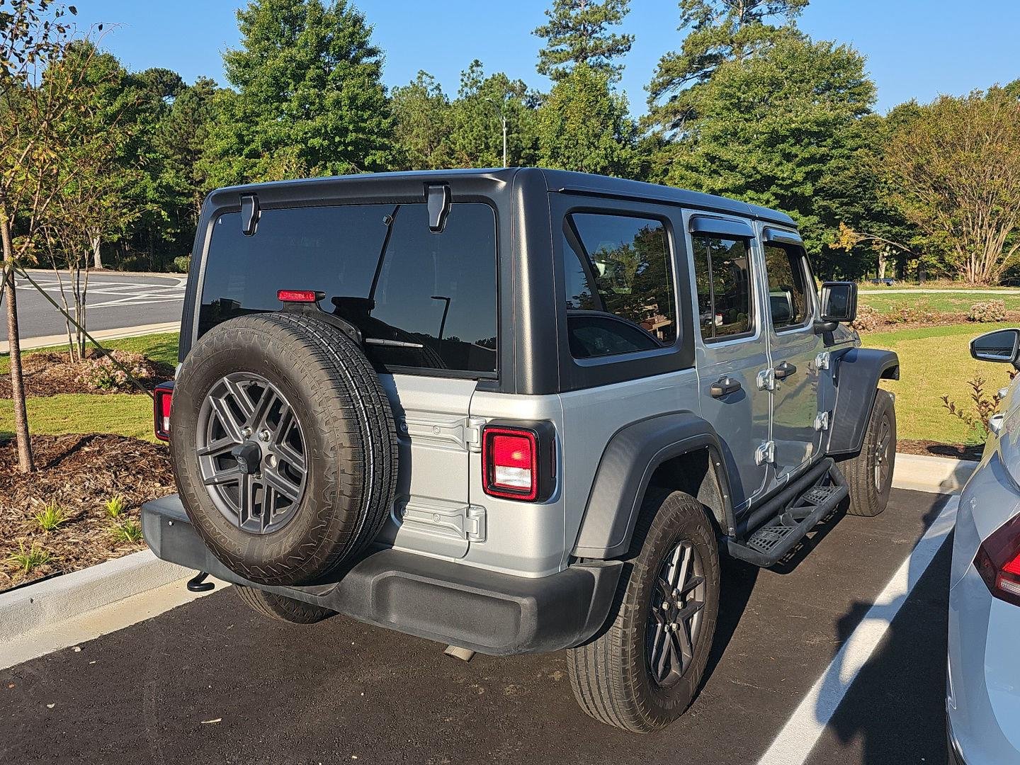 Used 2024 Silver Zynith Clearcoat Jeep Sport S image 6