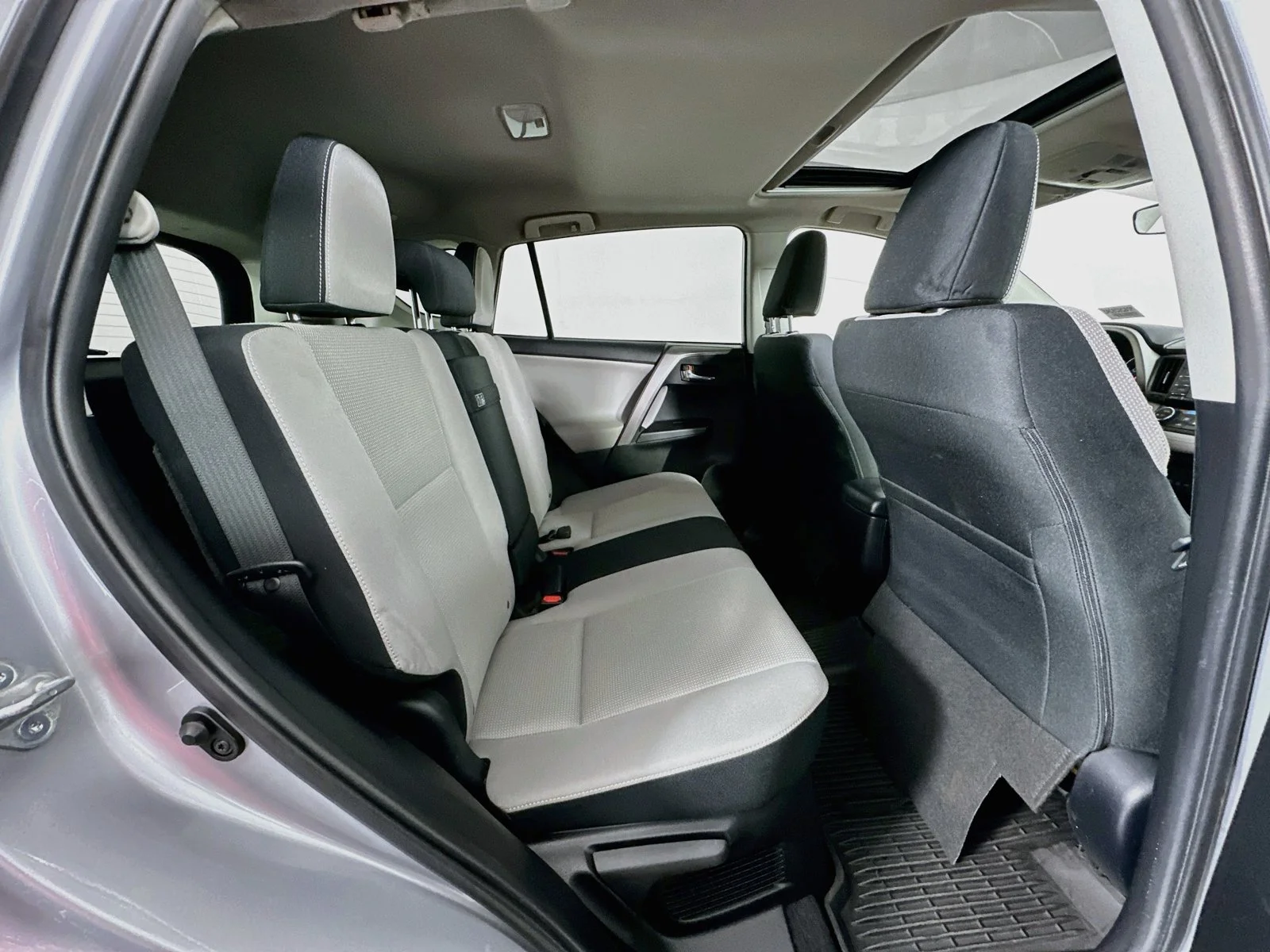 Used 2017 Silver Toyota XLE image 25