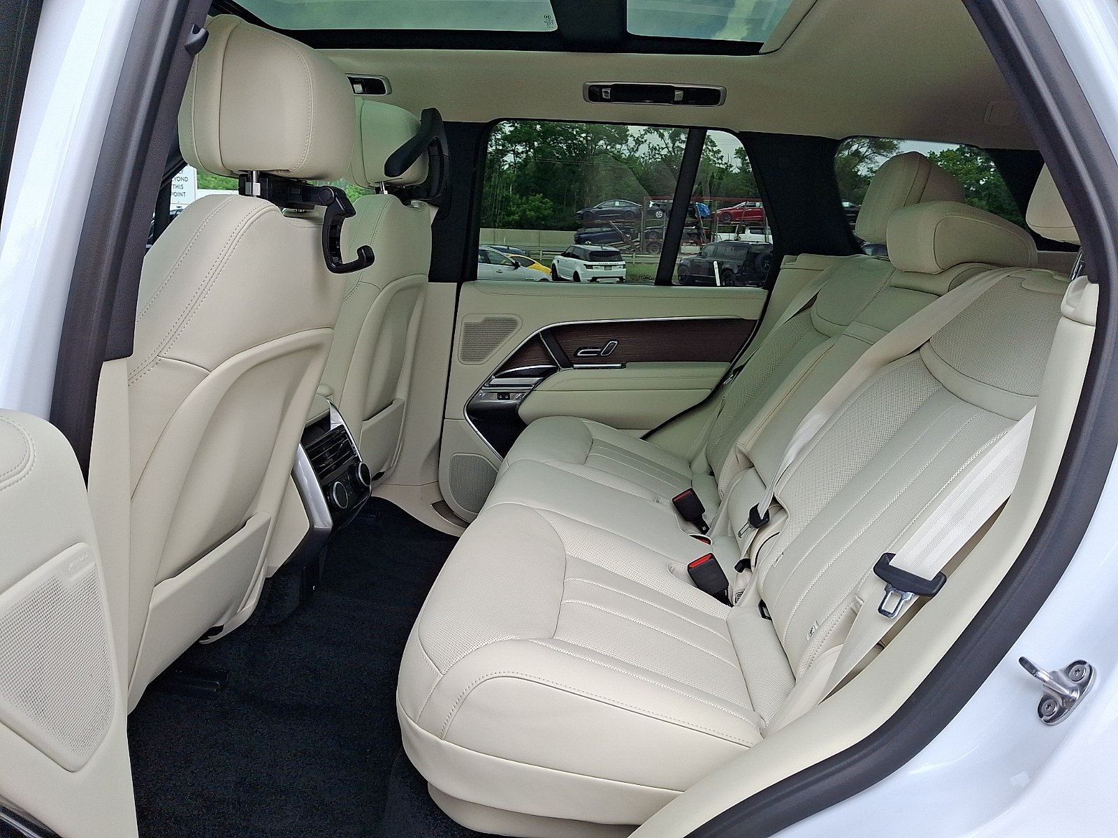 New 2026 Fuji White Land Rover P400 SE image 5