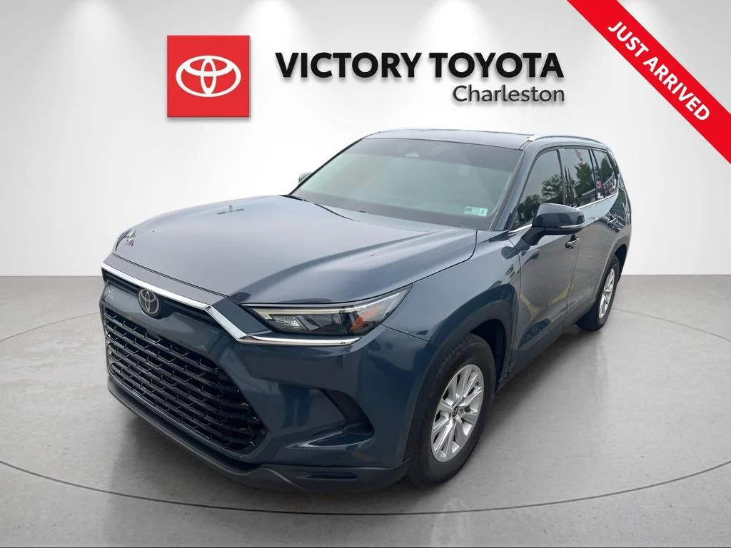 Used 2025 White Toyota XLE image 1