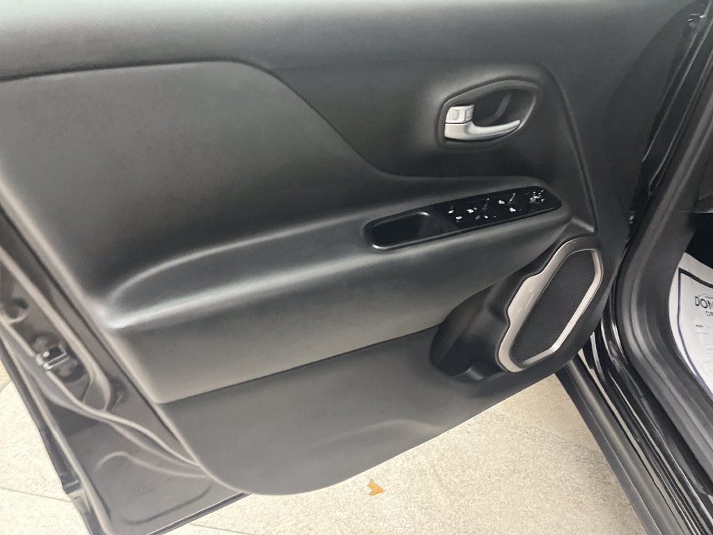 Used 2022 Black Jeep Latitude image 11